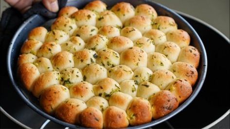 Easy Garlic Bread Recipe, Easy Garlic Bread, Yeast Bread Rolls, Garlic Rolls, Garlic Naan, Naan Recipe, Garlic Bread Recipe, Bread Easy, Best Bread Recipe