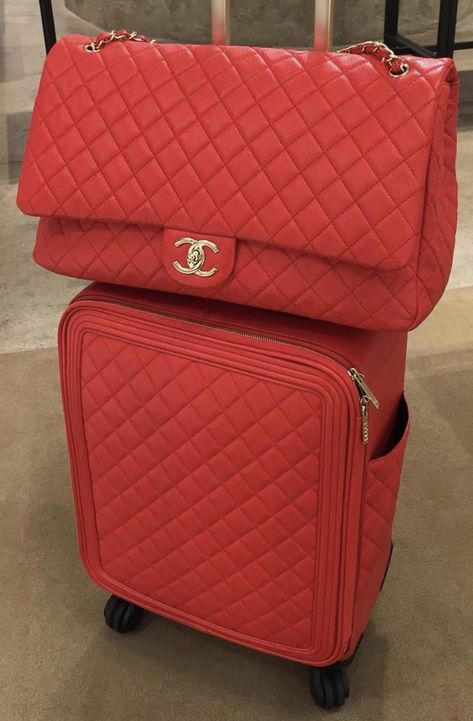 Mochila Chanel, Chanel Luggage, Red Luggage, Luggage Red, Luxury Luggage, Designer Luggage, Mode Chanel, Chanel Cruise, Hot Bags