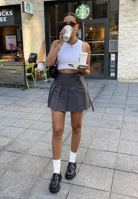 School Skirt Outfits, Mini Skirts Outfits Summer, Spring Skirt Outfits, Ny Outfits, Diy Vetement, Miniskirt Outfits, Paris Outfits, Looks Street Style, Stylish Work Outfits