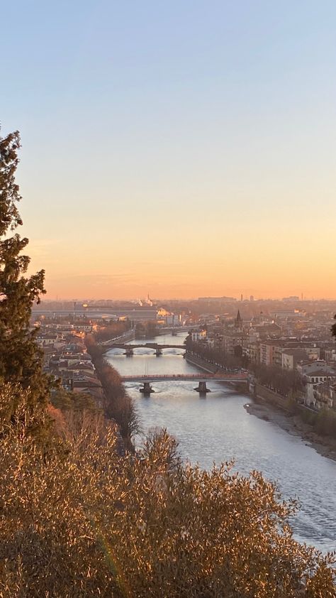 #verona #shakespeare #romeoandjuliet #italy #italytrip #city #europe #europetraveltips #europebucketlist #italian #aesthetic #sunset City Europe, Italy Girl, Italian Aesthetic, Europe Bucket List, Italy Summer, Verona Italy, Coastal Life, Insta Ideas, Italy Trip