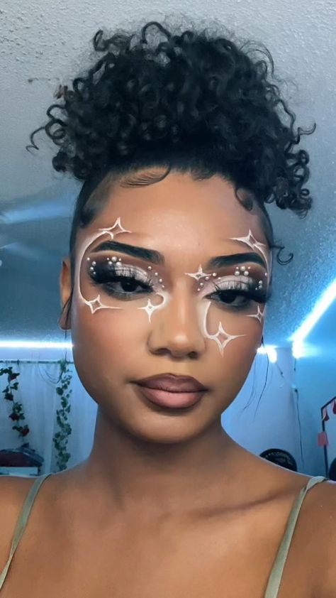 Star Rave Makeup, Eyeshadow Creative Looks, Star Festival Makeup, Big Eyeshadow Looks, Galaxy Theme Makeup, Star Makeup Halloween, Saturn Makeup Look, Eclipse Makeup Ideas, Cosmic Makeup Looks