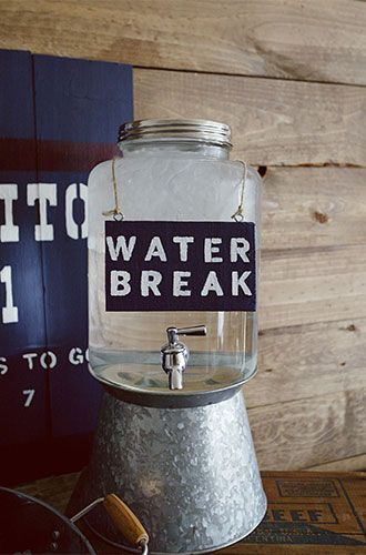 Make sure guests don’t forget to hydrate by providing a big cooler of water decorated with a stenciled “water break” sign. Sandwich Vegetarian, Football Baby Shower, Sports Baby Shower, Boy Baby Shower Ideas, Sports Birthday Party, Football Birthday Party, Soccer Birthday, Basketball Birthday, Super Bowl Party