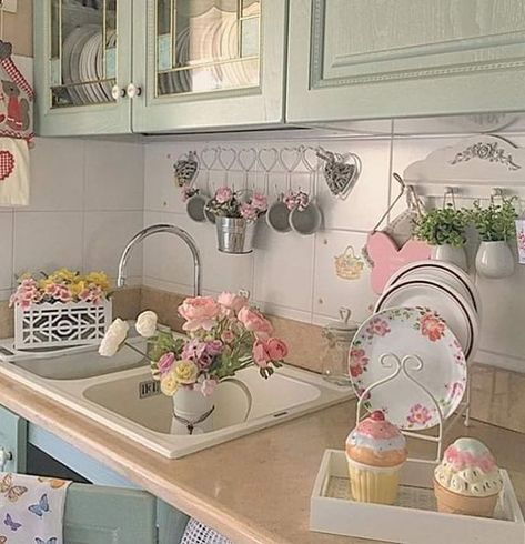 Pink And Green Kitchen Decor, Shabby Chic Living Room Vintage, Romantic Style Home, Vintage Pink Kitchen, Cocina Shabby Chic, Pink Cottagecore, Chic Kitchen Decor, Living Room Vintage, Shabby Chic Kitchen Decor