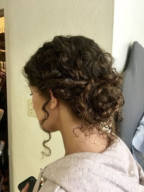 Cotillion Hairstyles, Short Wavy Curly Hair, Vacay Hairstyles, Bridesmaid Hair Styles, Naturally Curly Hair Updo, Curly Wedding Hairstyles, Hair Twist Bun, Curly Hair Dos, Curly Bridal Hair