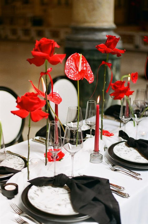 Wedding decor with red accents, red calla lilies on the table, wedding table setting, aesthetic table setting, wedding decor ideas, decorator inspiration, table setting trends 2024, table setting with red and black accents, candles on the wedding table, outdoor wedding table setting, trends weddings 2024 Red Dinner Aesthetic, Red Floral Arrangements Modern, Decor With Red Accents, Red Flower Centerpieces, Table Setting Aesthetic, Red Table Setting, Aesthetic Table Setting, Red Wedding Table, Red Flower Wedding