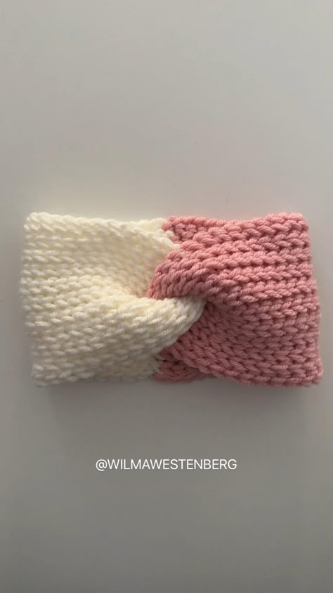 Learn how to make this easy twisted headband! Free crochet pattern in 5 sizes on wilmade.com. Knitted Headbands, Hand Knitting Diy, Crochet Diy Tutorial, شال كروشيه, Poncho Crochet, Crochet Twist, Crochet Headbands, Beginner Crochet Tutorial, Crochet Tutorial Pattern