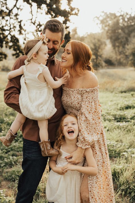 Family Of 4 Photoshoot Outfits, Family Photo Shoot Neutral Colors, Neutral Colors Photo Shoot, Cream Color Palette Family Photos, Fall Family Wardrobe For Pictures, Neutral Photo Outfits, Family Photoshoot Summer Outfits, Earth Tone Family Pictures, Fall Outfit Ideas For Family Photos