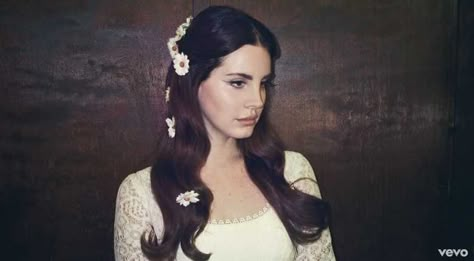 Lana Del Rey with 1970�’s inspired hair, adorned with daisies. Lana Wallpaper, Ldr Pictures, Lana Del Rey News, Lana Del Rey Music, Lovely Lyrics, Lana Del Rey Albums, High By The Beach, Life Goals Pictures, Sage Green Wallpaper