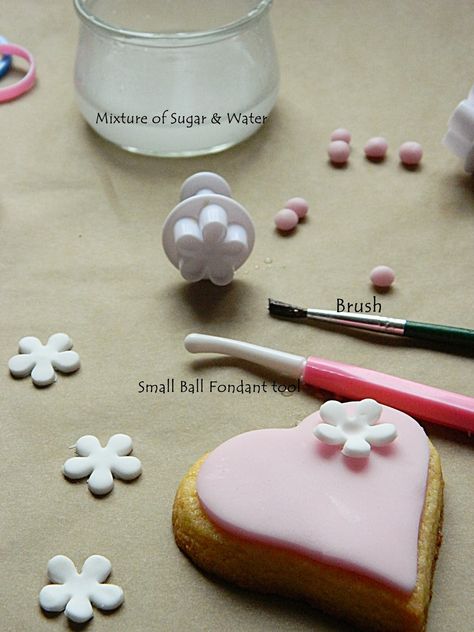 How to make Fondant Cookies , step by step. Creative Sweets, Fondant Creations, Fondant Tools, Marshmallow Fondant, Fondant Cookies, Fondant Decorations, Fondant Flowers, Biscuit Cookies, Food Crafts