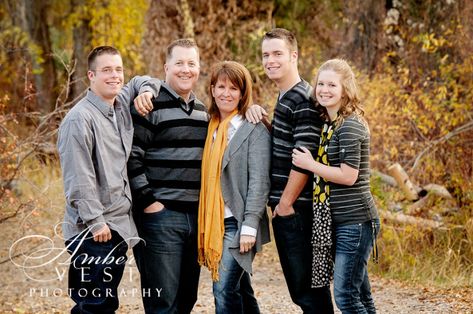 Adult Family Photos, Family Photoshoot Poses, Fall Family Photo Outfits, Family Portrait Poses, Family Picture Poses, Fall Family Pictures, Photography Poses Family, Family Photo Pose, Family Of 5