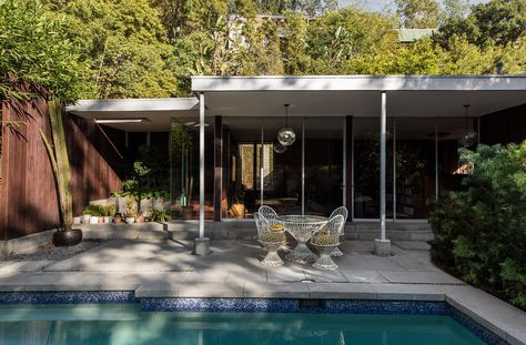 https://www.vogue.com/slideshow/brynn-jones-mid-century-home-tour-frances-merrill-la-photos Mid Century Pool Area, Mid Century Modern Pool, Mid Century Pool, Garden Curb Appeal, Pool Paving, Beachwood Canyon, Hollywood Dream, Sunken Living Room, Mcm House