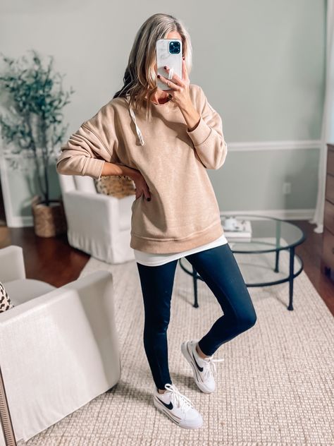 White Nike Shoes Outfit Winter, What To Wear With Nike Court Legacy, Nike Women’s Court Legacy, How To Style Nike Shoes Women, Outfits With Nike Legacy, How To Wear Nike Court Legacy, Outfits To Wear With Nike Court Legacy, Outfit With Nike Court Legacy, Outfits With Nike Shoes Women