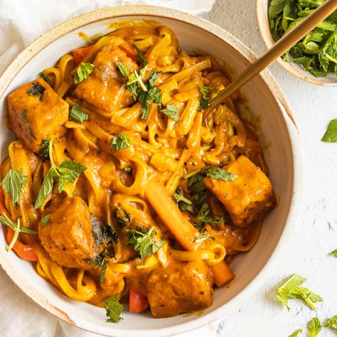 Coconut Curry Noodles - Avocado Skillet Healthy Coconut Curry, Coconut Curry Noodles, Vegan Coconut Curry, Tasty Noodles Recipe, Food Wellness, Plant Based Food, Curry Noodles, Vegan Coconut, Restaurant Dishes