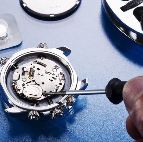 Changing watch battery Watch Repair Kits, Battery Repair, Simple Watches, Case Knives, Watch Battery, Watch Repair, Fossil Watch, Watch Case, Quartz Watch