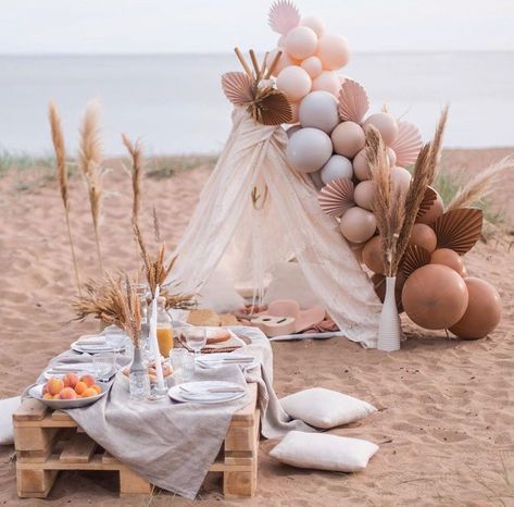 Romantic Picnic Food, Beach Setup, Romantic Dinner Decoration, Boho Birthday Party, Teepee Party, Dreamy Beach, 30th Birthday Decorations, Picnic Inspiration, Picnic Decorations