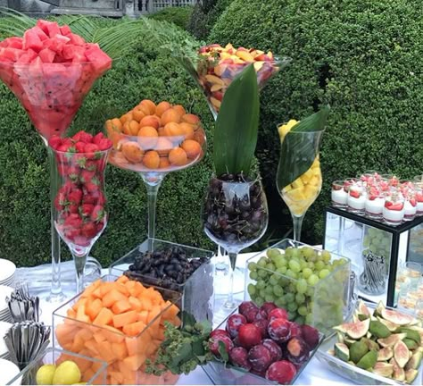 Wedding Fruit Skewers, Fresh Fruit Table Decoration, Fruit Table Wedding Display, Fruit For Brunch Party, Fruit Buffet Ideas Display, Fruit Table Party, Fruit Grazing Table, Fruit Bar Ideas Parties, Fruit Bar Wedding