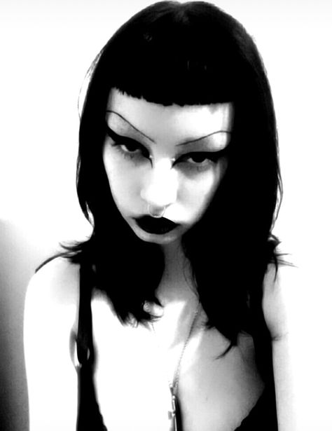 Y2k Mall Goth Makeup, Goth Eyebrow Shapes, 90s Goth Hair, Mall Goth Hairstyles, Tumblr Pfp Aesthetic, Alt Eyebrows, Gothic Eyebrows, Goth Selfie, Mall Goth Makeup