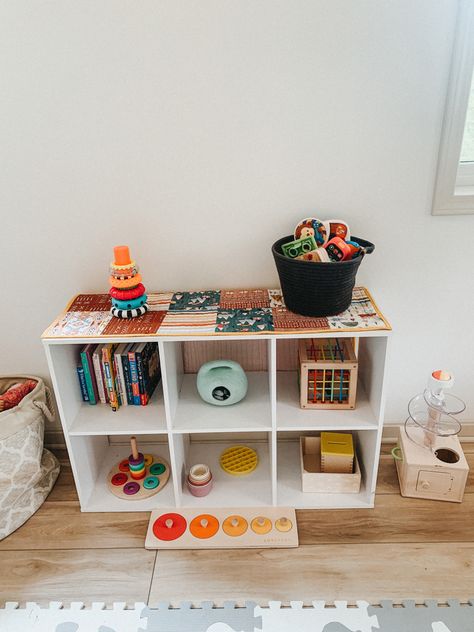 Kids play room. Montessori shelf. Lovevery. Minimilist mom. Montessori Playroom Small Space, Montessori Shelf Ideas, Montessori Play Area, Montessori Toy Shelf, Boy Toy Storage, Montessori Shelves, Pop Decor, Kid Friendly Living Room, Toy Rotation