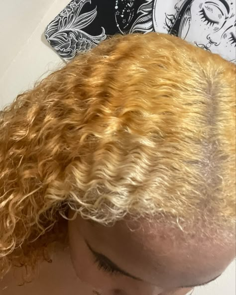 Ginger And Honey Blonde Hair, Natural Honey Blonde Hair, Blonde 4c Hair, Honey Blonde Hair Dye, Honey Blonde Hair On Black Women, Honey Blonde Hairstyles, Honey Blonde Natural Hair, Honey Blonde Knotless Braids, Blonde Dyed Hair