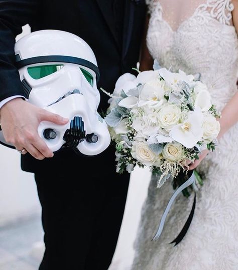 Star Wars Wedding Picture Ideas, Star Wars Elopement, Starwars Wedding Ideas, Star Wars Engagement Photos, Star Wars Engagement, Wedding Redo, Star Wars Wedding Theme, Nerdy Wedding, Wedding Tux