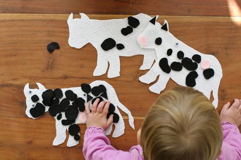 Black, white and pink felt cow decorating activity for cow-themed birthday. By Calm Cradle Photo & Design Cow Party Activities, Cow Birthday Activities, Cow Party Games, Cow Games, Felt Cow, Cow Birthday Party, Barnyard Cake, Sheep Cake, Cow Craft