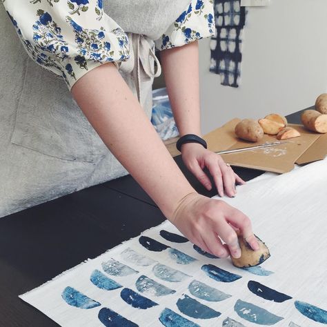 Rebecca Atwood - Potato printing is a very simple way to make a mark Rebecca Atwood Designs, Cuadros Diy, Potato Print, Portfolio Fashion, Rebecca Atwood, Design Sketchbook, Drawing Faces, Diy Artwork, Emily Henderson