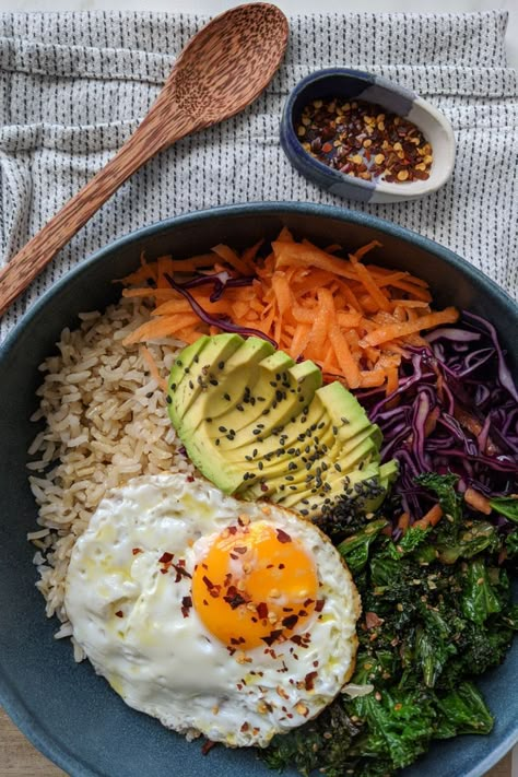 Gluten Free Buddha Bowl, Rice Buddha Bowl, Buddha Bowl Recipe, Rainbow Veggies, Rainbow Rice, Buddha Bowl, Bowl Recipe, Brown Rice, Healthy Lunch