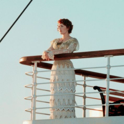 TITANIC costumes appreciation: ― Rose’s laced dress (costume design by Deborah Lynn Scott) Rosé White Dress, 1912 Fashion, Titanic Costume, Titanic Kate Winslet, Titanic Rose, Titanic Dress, Titanic Movie, Victorian Costume, Rms Titanic