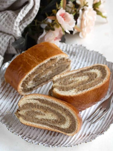 Polish Nut Roll Recipe, Easy Nut Roll Recipe, Old Fashioned Nut Roll Recipe, Pecan Desserts Recipes, Nut Roll Recipe, Czech Desserts, Nut Roll, Slovak Recipes, Pecan Desserts