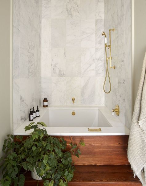 Bath Room, Alcove Tub, Marble Wall, Medium Hardwood Floor, Undermount Tub, and Open Shower A luxurious bathtub with marble walls. Built In Bathtub Tub Surround, Undermount Tub, Colonial Bathroom, Bathtub Alcove, Alcove Tub, Housing Interior, Marble Walls, Ceramic Flooring, Flat Inspiration