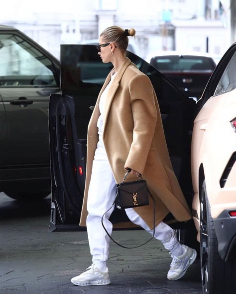 White Sweatsuit, Jordan New, My Muse, Winter Inspo, Ig Post, Post Ideas, Newest Jordans, Ankle Cuffs, Sporty Chic