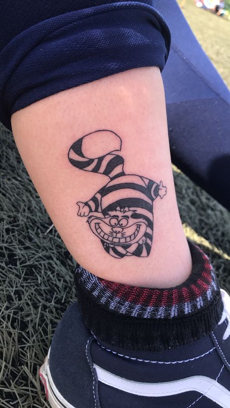 Cat From Alice In Wonderland Tattoo, The Cheshire Cat Tattoo, Felix The Cat Tattoo Ideas, Chesire Cat Tattoos Simple, Cheshire Cat Tattoos, Chester Cat Tattoo, Black Tattoo Aesthetic, Alice In Wonderland Tattoo Cheshire Cat, Alice In Wonderland Cat Tattoo