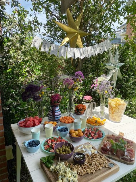 Aesthetic Backyard Party, Birthday Party Food Table Set Up, Casual Backyard Party, Garden Party Table Setting, Fall Garden Party, Table Decoration Birthday, Backyard Garden Party, 18th Bday, Backyard Birthday