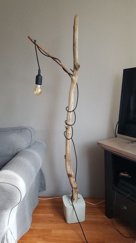 Takken Decor, Diy Floor Lamp, Driftwood Art Diy, Cute Diy Room Decor, Diy Wooden Projects, Branch Decor, House Plants Decor, Wooden Projects, Diy Lamp