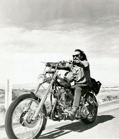 Dennis Hopper Easy Rider, Road Trip Film, Old School Chopper, Motos Vintage, Dennis Hopper, Motor Cycles, Biker Art, Enjoy The Ride, Biker Life