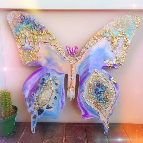 Chvker Jewelry 💞 on Instagram: “🦋 @biancabailey.art 🦋” Diy Resin Tray, Easy Yarn Crafts, Opal Art, Rich Art, Resin Crafts Tutorial, Resin Art Painting, Geode Art, Resin Wall Art, Moon Decor