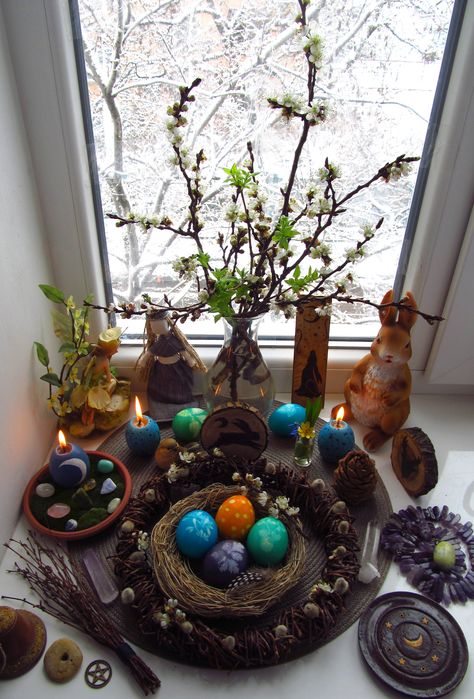 Such a beautiful Ostara altar. #Ostara #spring_equinox #Pagan #witches Ostara Decorations, Pagan Easter, Celebrate Ostara, Ostara Altar, Imbolc Altar, Wiccan Crafts, Vernal Equinox, Witches Altar, Altar Decor