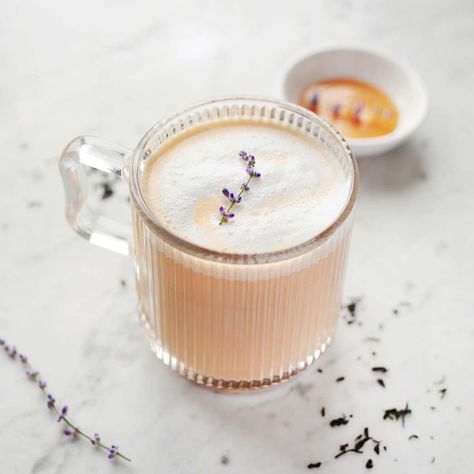 Learn to make a London Fog drink which is essentially an earl grey tea latte sweetened with honey and vanilla or lavender simple syrup. London Fog Drink, Earl Grey Tea Latte, London Fog Tea Latte, Lavender Simple Syrup, London Fog Tea, Apple Pucker, Coconut Hot Chocolate, Rosemary Simple Syrup, Mexican Coffee