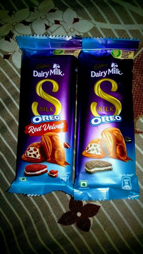 Dairy milk silk oreo and oreo with red velvet Silk Oreo Chocolate, Chocolate Dairy Milk Silk, Dairy Milk Silk Oreo, Silk Oreo, Silk Image, Chocolate Calories, Red Velvet Oreo, Dairy Milk Silk, Bff Gifts Diy