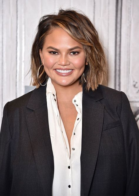 Expert-Approved Bob Haircut for Every Head Shape: Chrissy Teigen Round faced bob Chrissy Teigen Hair, Hair For Round Face, Bobs For Round Faces, Curly Hair Accessories, Bob Haircut For Round Face, Hair Round Face, Medium Bob Hairstyles, Peinados Recogidos, Party Hair