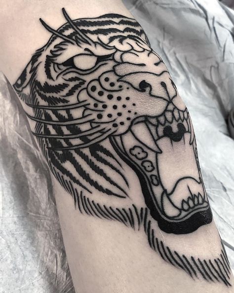 Started this knee tiger on Matthew today 🐯 Made @livefreetattoo. Knee Tattoo Women, Knee Tattoos, Unusual Tattoo, Traditional Tattoo Sleeve, Leg Sleeve Tattoo, Dagger Tattoo, Tattoo Women, Knee Tattoo, Small Tattoos For Guys