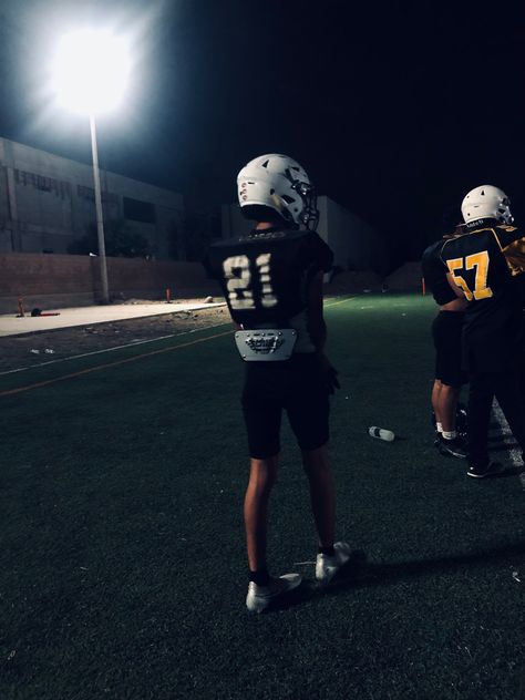 Football Practice Snap, American Football Aesthetic, Chad Meeks Martin, Football Swag, High School Football Player, Black Dreads, Football Guys, Us Aesthetic, Cute White Guys