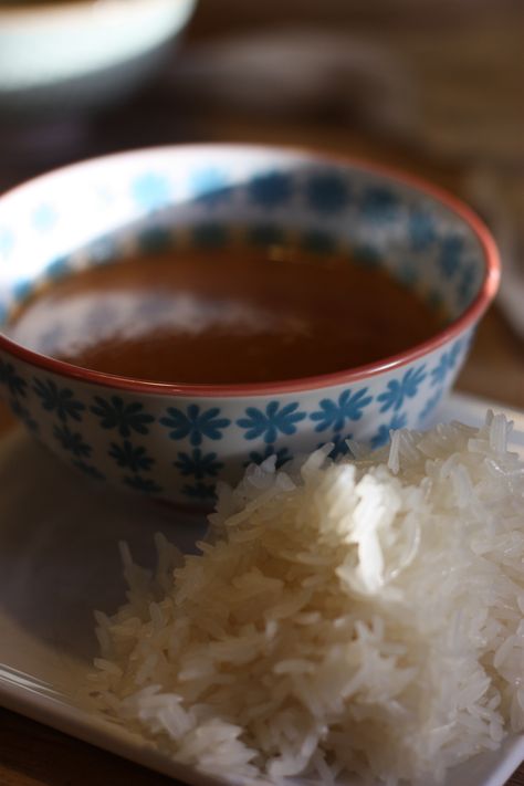 Thai Sticky Rice with Peanut Dipping Sauce – Bees Knees Recipes Make Sticky Rice, Thai Sticky Rice, Thai Dipping Sauce, Peanut Dipping Sauce, Thai Peanut Sauce, Peanut Dipping Sauces, Laos Food, Spicy Peanut Sauce, Sauce For Rice