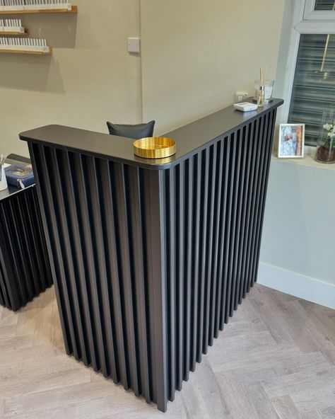 Reception desks 🖤🤍 Salon Desk, Salon Equipment Furniture, Shop Counter Design, Hair Salon Furniture, Salon Reception Desk, Beauty Salon Furniture, Reception Desk Design, Retail Store Interior Design, Salon Suites Decor