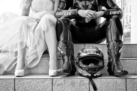 Motorbike Wedding, Motorcycle Wedding Pictures, Dirt Bike Wedding, Car Themed Wedding, Couple Motard, Motorcycle Couple Pictures, Bike Wedding, Motorcycle Wedding, Biker Wedding