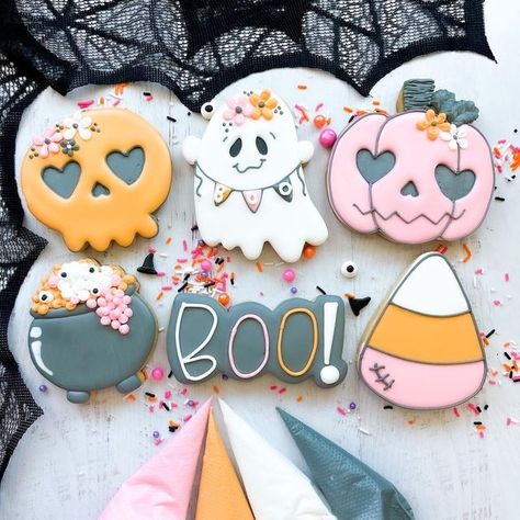 Halloween Icing, Halloween Cookie Designs, Icing Consistency, Halloween Themed Desserts, Halloween Sugar Cookies Decorated, Halloween Deserts, Postres Halloween, No Bake Sugar Cookies, Halloween Cookies Decorated