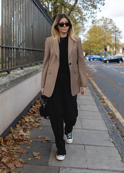 Taupe Blazer Outfit, Camel Blazer Outfit, Chucks Outfit, Beige Blazer Outfit, Blazer Outfits Women, Emma Hill, 70 Outfits, Blazer Outfits Casual, Look Office