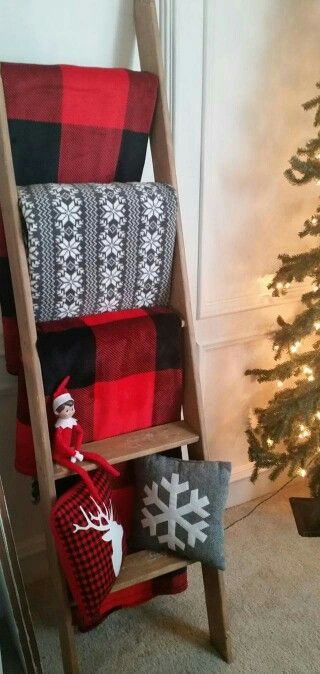 Christmas Ladders Ideas, Christmas Ladder, Wood Blanket Ladder, Quilt Ladder, Ashley Homestore, Blanket Ladder, Ideas Hogar, Wooden Ladder, Christmas Blankets