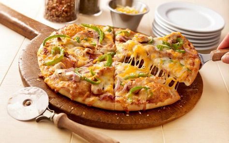 California-Style Barbecue Chicken Pizza recipe | Belleville News-Democrat Barbecue Chicken Pizza Recipe, Barbecue Chicken Pizza, Chicken Pizza Recipes, Gourmet Pizza, Bbq Chicken Pizza, Kraft Recipes, Barbecue Chicken, Chicken Pizza, Pizza Bread