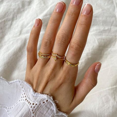 @pia_mbd • Fotos y vídeos de Instagram Ongles Beiges, Organic Nail Polish, Organic Nails, Green Nail Polish, Beige Nails, Organic Beauty Brands, Green Beige, Beauty Wellness, Semi Permanent